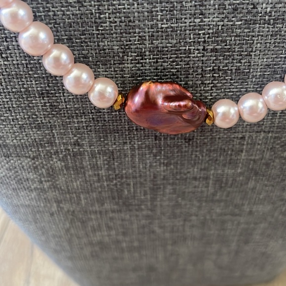 Pink mother of pearl and pale pink pearl beads necklace in 17” - Picture 5 of 5